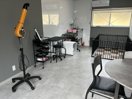 犬舎内トリミングルームです